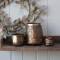 Chic Antique Teelichthalter dekoriert mit Windlicht aus Metall in Messing Optik