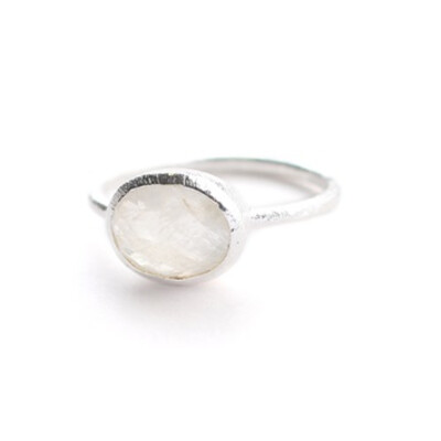 Muja Juma Ring mit ovalem Edelstein silber Mondstein Größe 56