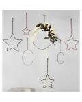 Madam Stoltz Ring als Wanddekoration mit Sternen und Lichterkette