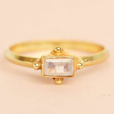 Muja Juma Ring gold Horizontal Rectangel Mondstein 54