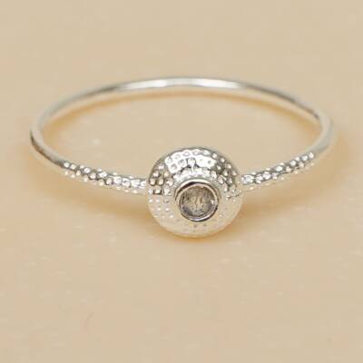 Muja Juma: Ring silber hammered round Labradorit 56