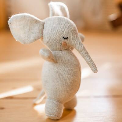 Ava & Yves: Baby Rassel Elefant aus Bio-Baumwolle