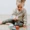 Babys Only: Babykleidung Pullover gestrickt in warm linen mit Strickhose kombiniert
