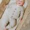 Babys Only: Babykleidung Hose gestrickt in warm linen mit Strickjacke kombiniert