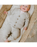 Babys Only: Babykleidung Hose gestrickt in warm linen mit Strickjacke kombiniert