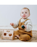 Babys Only: Babykleidung Latzhose gestrickt in caramel mit Shirt kombiniert