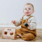 Babys Only: Babykleidung Latzhose gestrickt in caramel mit Shirt kombiniert