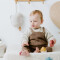 Babys Only: Babykleidung Latzhose gestrickt in mokka mit Shirt kombiniert