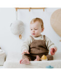 Babys Only: Babykleidung Latzhose gestrickt in mokka mit Shirt kombiniert
