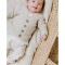 Babyhose aus Jersey in warm linen kombiniert mit Strickjacke aus der Serie Soul
