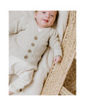 Babyhose aus Jersey in warm linen kombiniert mit Strickjacke aus der Serie Soul