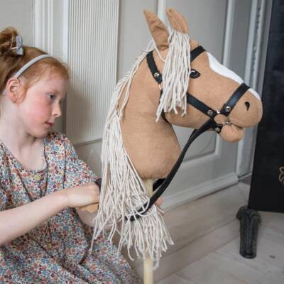 SKIPPI Hobby Horse Karamell – Großes Steckenpferd A3 Mit Halfter & Zügeln – Beiges Pferd Für Hobby Horsing & Reiterspiele