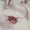 Cremefarbener Schal mit Aufdruck in rosa und gold von the moshi