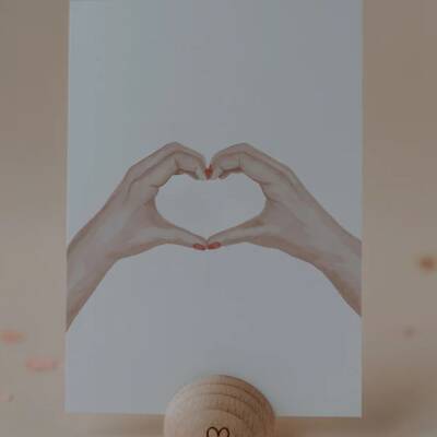 Eulenschnitt: Postkarte Heart Hands