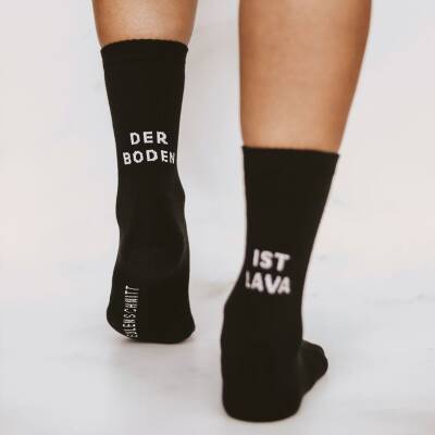 Eulenschnitt: Socken schwarz Der Boden ist Lava 39-42