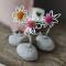 Mini Glücksblumen Stein mit Blume aus Draht und rosa Pompom