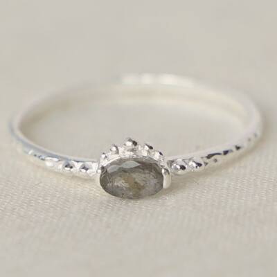 Muja Juma: Ring silber mit ovalem Labradorit - Dots