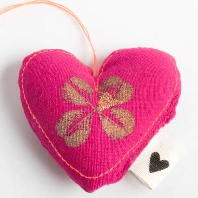 Good old friends: Herzanhänger Stoff pink -Kleeblatt
