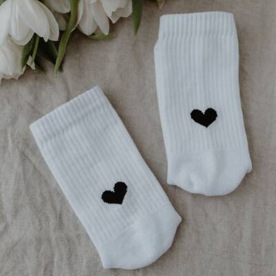 Eulenschnitt: Weiße Socken- Herz schwarz