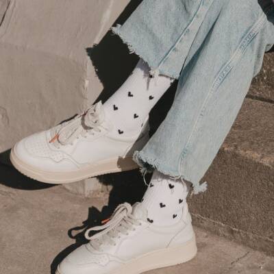 Eulenschnitt: Weiße Socken- Herzen Allover schwarz